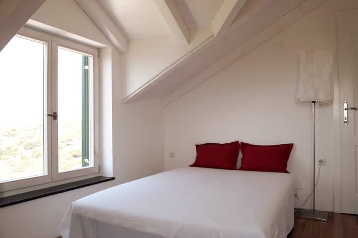 El dormitorio mediano también tiene vistas al mar desde la cama.
