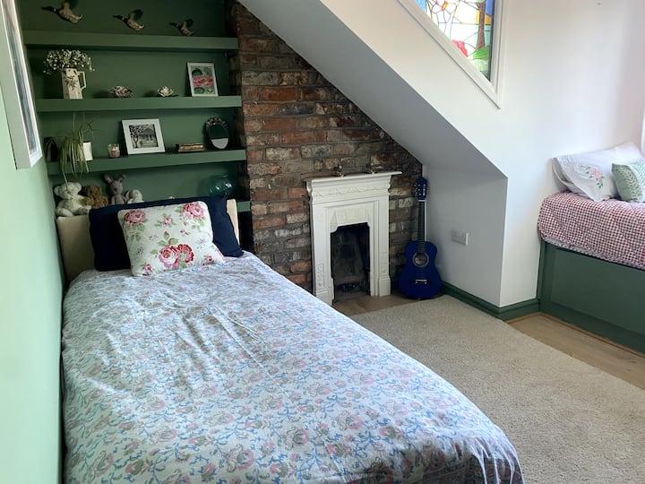 可爱的顶层房间，配有一张单人床和内置床，适合儿童或小型成人（约170 x 90厘米/5英尺6英寸x 2英尺3英寸）。 孩子们喜欢这个房间，我们可以提供一张单层床垫，让3个孩子共用一个「过夜」床垫。