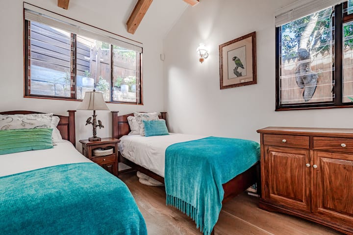 חדר השינה השני מתאים לאורחים יחידים או לבני נוער