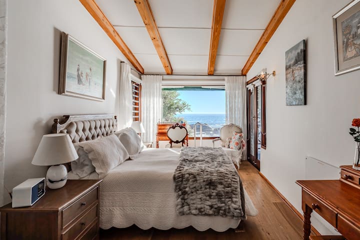 חדר שינה 1 נפתח אל המרפסת למעלה עם נופים קסומים מעל האוקיינוס