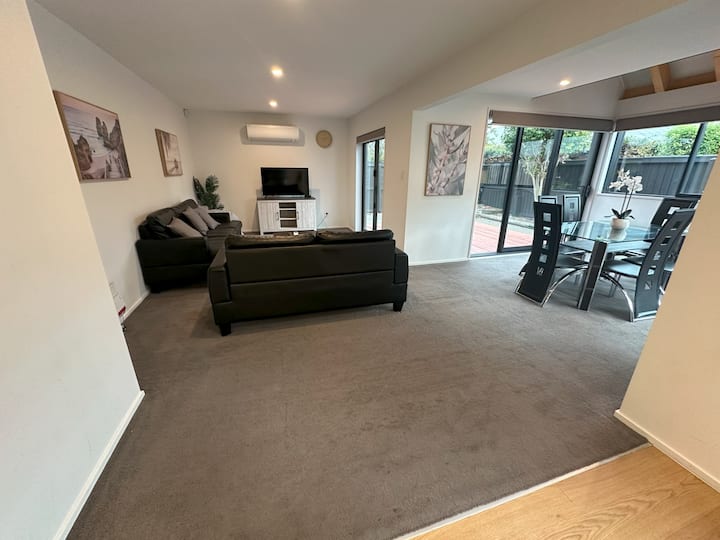 Airport Retreat 4 Bedrooms 8 Guests - Christchurch