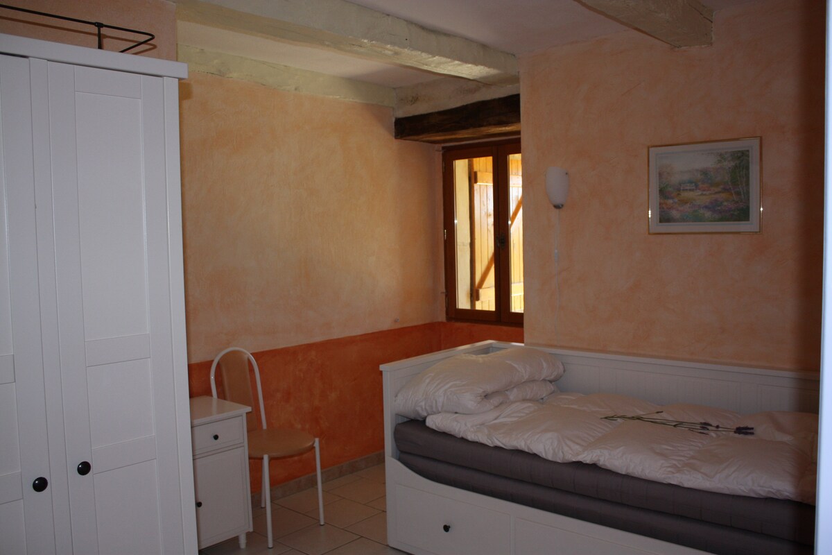 غرفة نوم 2 مع سرير قابل للسحب، مع مرتبتين 0.80 إلى 2.00، مع ألحفة ووسائد رأس