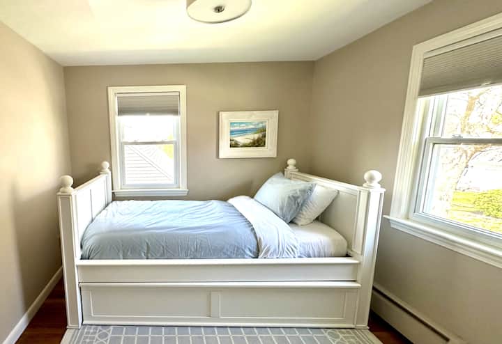 Twin with twin trundle (sleeps 2)