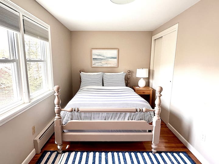 Მეორადი საძინებელი კარადით და სრული საწოლით 