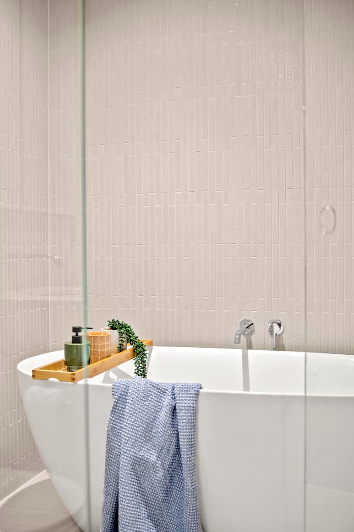 Bedroom 1 image 3