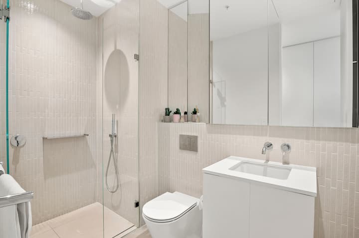 Full bathroom 1 image 1