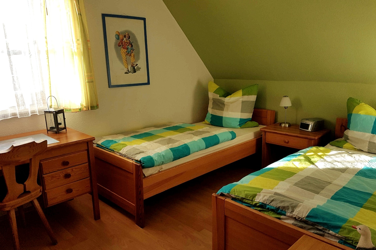 2.卧室配备两张单人床（90x200厘米）、书桌和衣柜