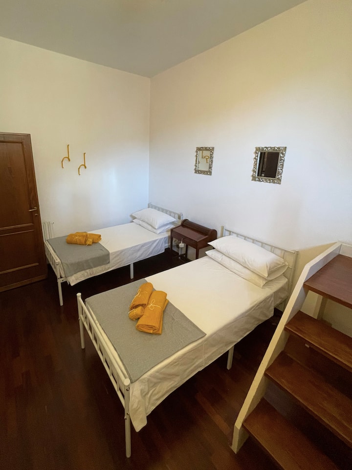 Habitación doble versátil y espaciosa, con camas individuales y un práctico altillo con escritorio. Solución ideal para niños o amigos que buscan comodidad y funcionalidad.

