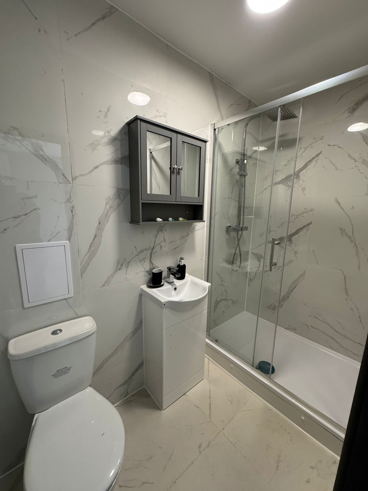 Top Airbnb: Cosy Studio Flat with balcony in Edgware HA8 in Elstree And Borehamwood