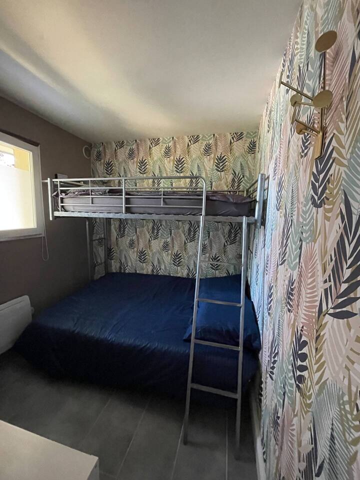 chambre cabine avec lit 2 personnes (135x190) et 1 lit mezzanine 1 personne (90x190)