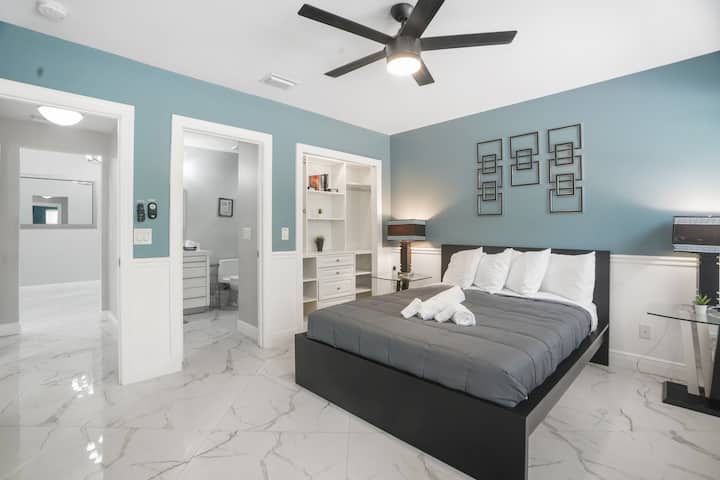 Queen bed with storage for clothing and smart TV

Private bathroom attached