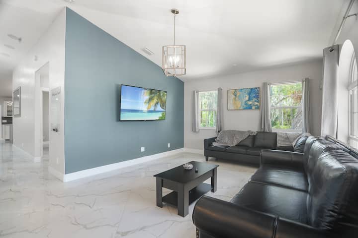 Living room with Smart tv and pull out sofa bed 