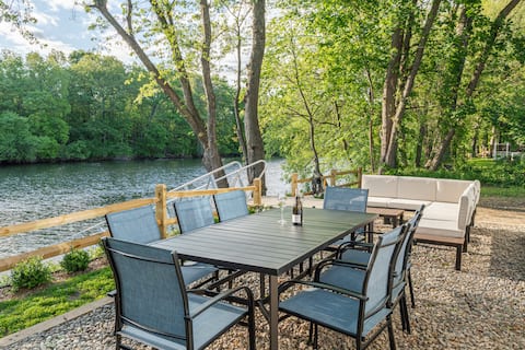 Modern Riverfront | Hot Tub, Kayaks, Paddle boards