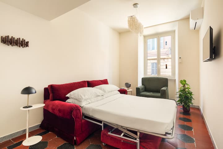 客厅配有双人沙发床