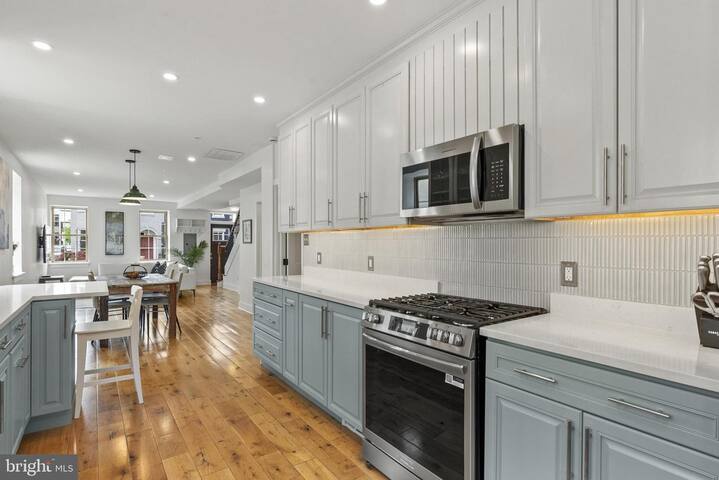 DC Townhouse with lots of natural light gallery image 4
