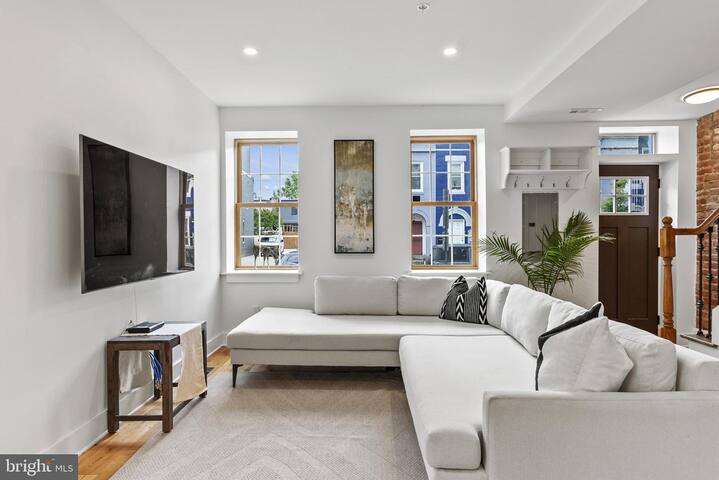 DC Townhouse with lots of natural light gallery image 2