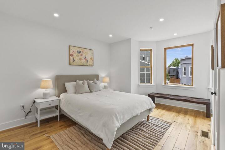 DC Townhouse with lots of natural light gallery image 3