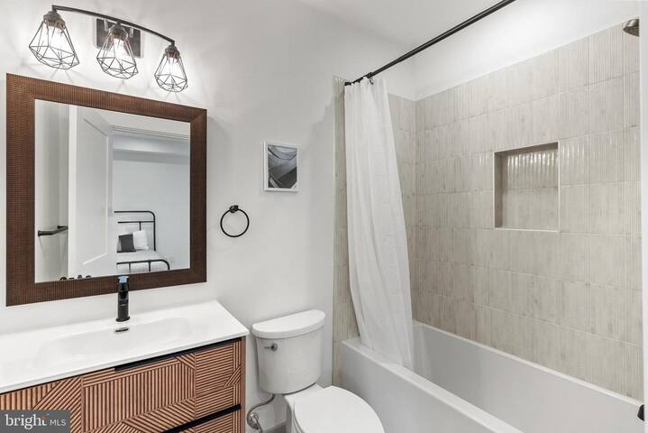 DC Townhouse with lots of natural light gallery image 5