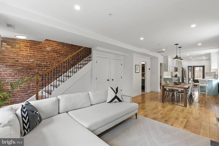DC Townhouse with lots of natural light