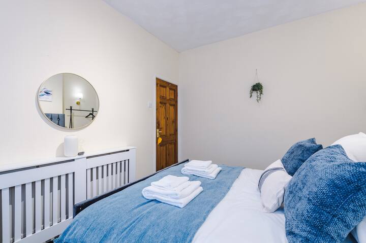 Chumba cha kulala kilichobuniwa kwa umakinifu chenye starehe na utulivu kwa kila undani.