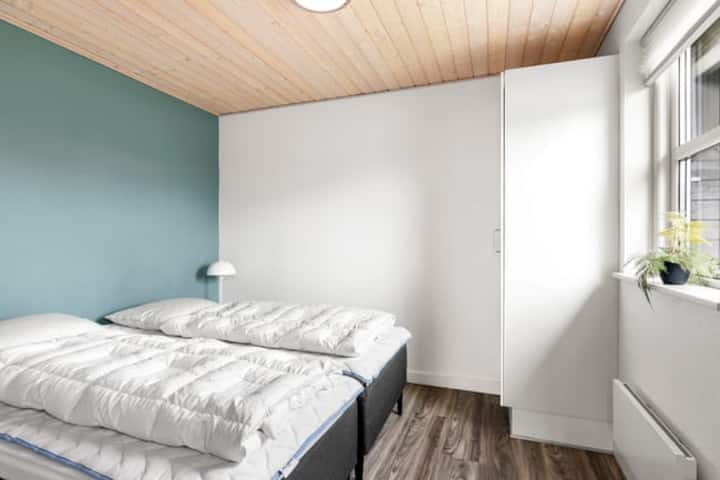 Può essere riorganizzato in 2 letti singoli. Possibilità di acquistare/noleggiare biancheria da letto e da bagno, disponibili in rotoli sotto il letto. Lenzuola per il fine settimana e aspirapolvere nell'armadio.