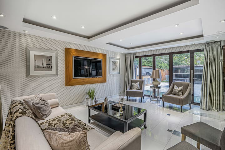 Winter Forest Retreat – Luxury Home In Chigwell - Ilford