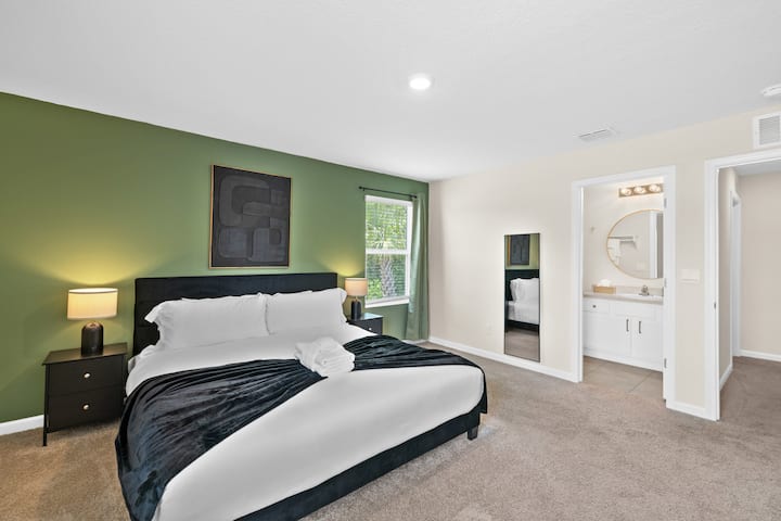 พักผ่อนยามค่ำคืนอย่างสงบในห้องนอนที่มีการตกแต่งอย่างดี มีเตียงนอนสบายๆ สิ่งอำนวยความสะดวกทันสมัย และห้องน้ำส่วนตัวเพื่อความสะดวกสบายสูงสุด