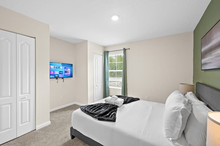 พักผ่อนยามค่ำคืนอย่างสงบในห้องนอนที่มีการตกแต่งอย่างดี มีเตียงนอนสบายๆ สิ่งอำนวยความสะดวกทันสมัย และบรรยากาศเงียบสงบที่เหมาะสำหรับการพักผ่อน