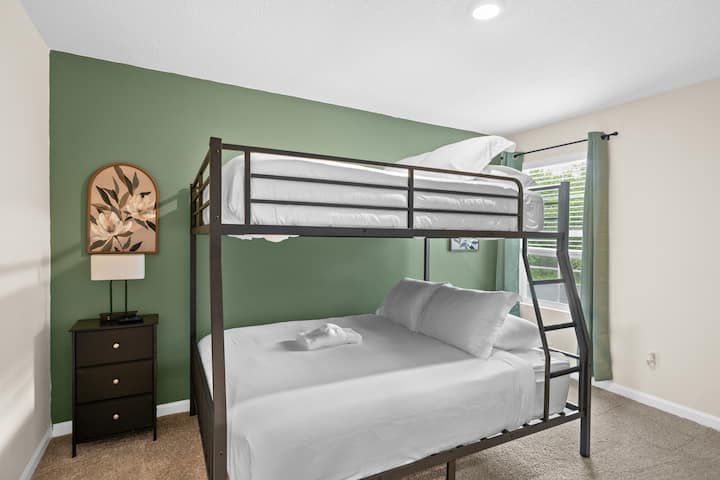 ห้องนอนที่สนุกสนานและใช้งานได้จริงนี้มีเตียงสองชั้นที่มีสไตล์ เหมาะสำหรับเด็กหรือผู้เข้าพัก มีพื้นที่นอนที่สะดวกสบายและสนุกสนาน