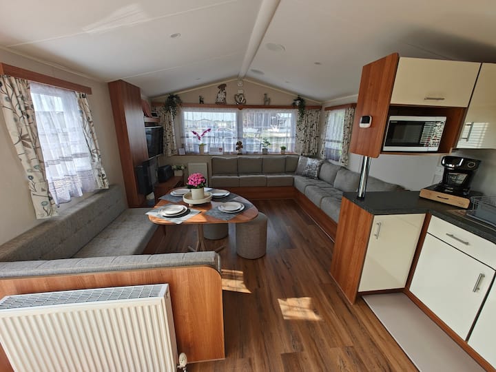 Family Caravan By The Beach. - Brightlingsea
