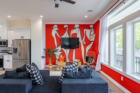 Top Airbnb: Top 5 % Rated Stay • Groovy Artsy Rooftop Retreat in Greater Heights