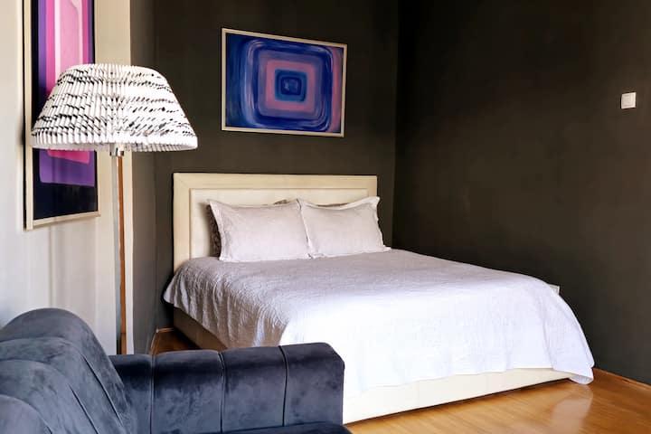 غرفة النوم رقم2 
سرير مزدوج بحجم كوين لشخصين + سرير أريكة مريح قابل للتمديد لشخص ثالث إضافي إذا لزم الأمر. 