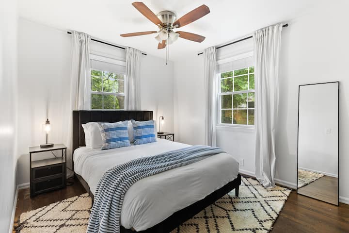 2号卧室配备标准双人床，还有一个衣柜，可供您挂衣服，还有一面长镜。