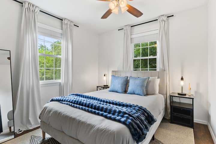 1号卧室配有标准双人床、挂衣服的酒吧和长镜子。