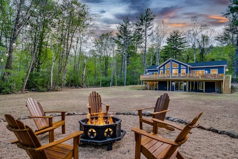 Skyline Getaway: Hot Tub, Forest Views and Firepit