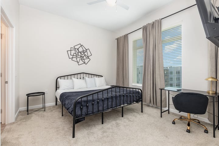 Თანამედროვე დეკორი და ნათელი ფანჯრები იდეალურ დასვენებას ქმნის!