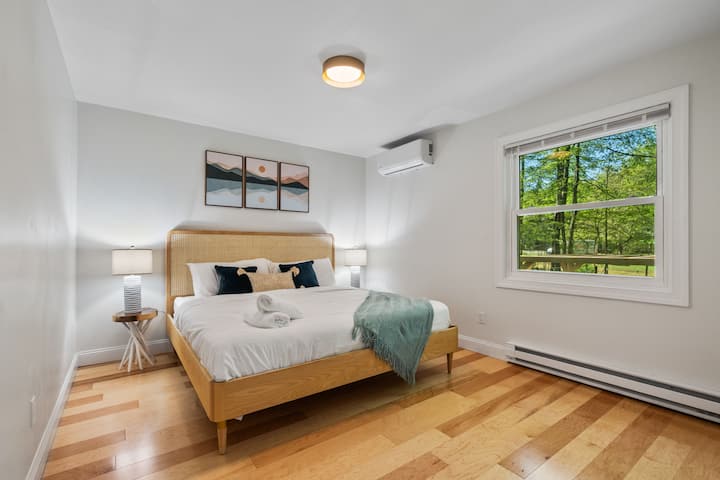 Relájate, recarga las pilas y despierta como nuevo en este acogedor dormitorio tamaño king.

