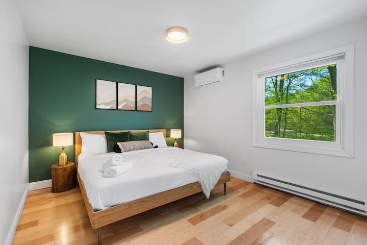 Diseño sencillo y limpio con una cómoda cama tamaño queen y sábanas acogedoras.