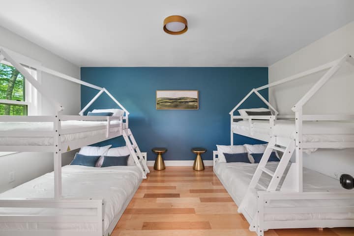 Diseño inteligente que ahorra espacio con cómodas literas para más opciones para dormir.

