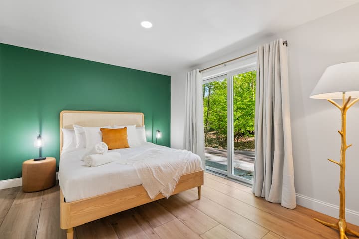 Acogedor dormitorio con una lujosa cama tamaño queen para una noche de sueño reparador.