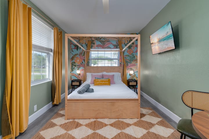 Plyšová menšia manželská posteľ s televízorom