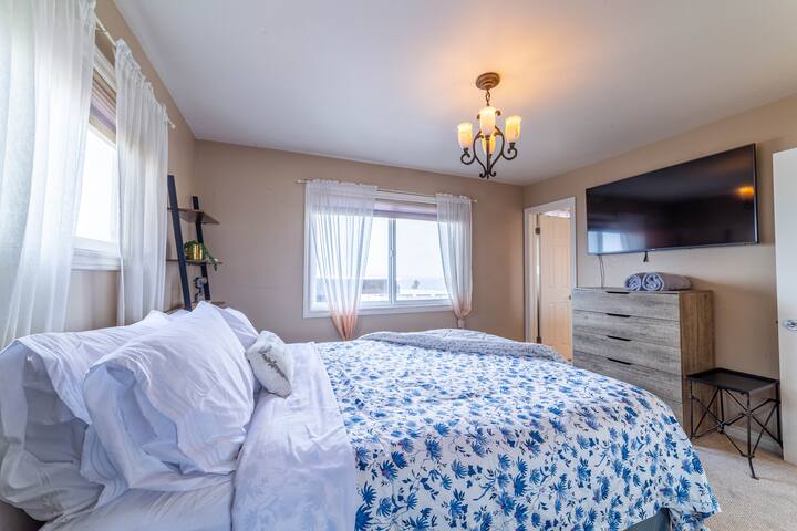 Ocean View Penthouse 2/2 w/Garage 2 Blocks 2 Sand! gallery image 4