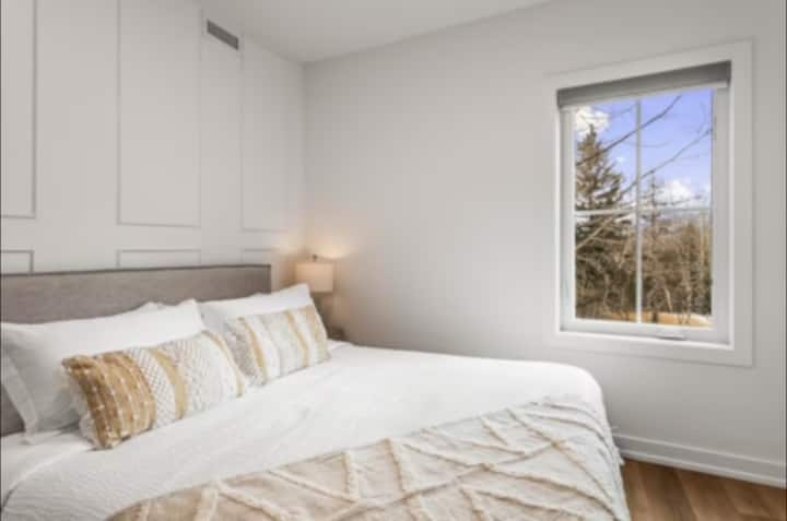 מיטת קינג סייז בחדר השינה הראשי