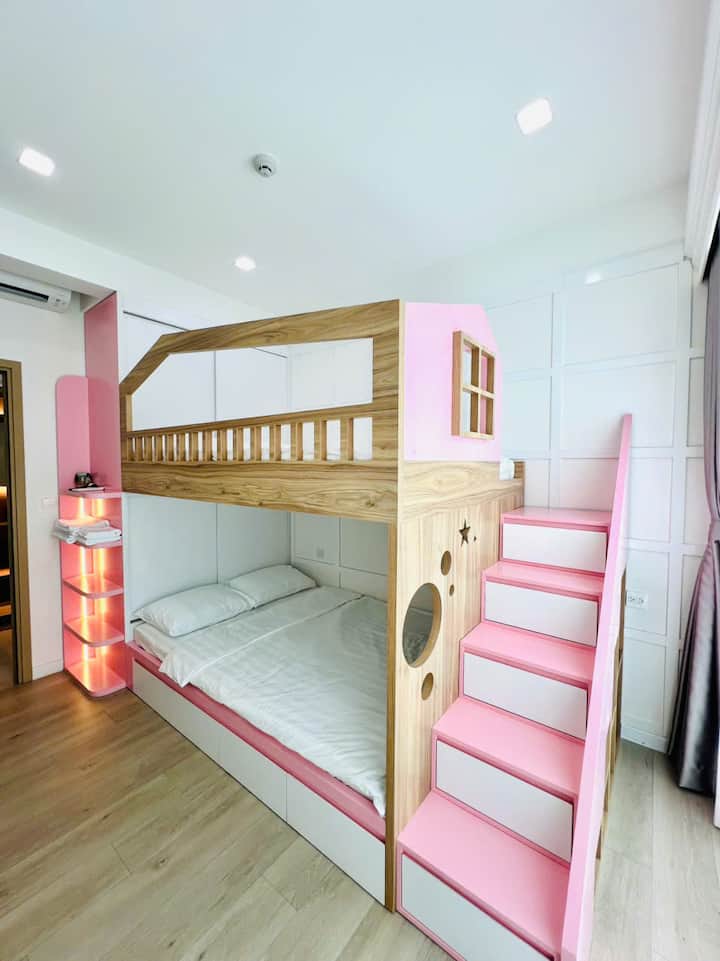 เตียงสองชั้นมีที่นอน 2 อันขนาด 1.6 ม. * 2 ม. พื้นที่กว้างขวางสำหรับครอบครัวหรือกลุ่มเพื่อนขนาดใหญ่ 