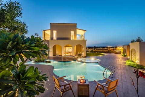 Elivaas 3bhk, Pool, Garden & Open Bar W/ Hill View