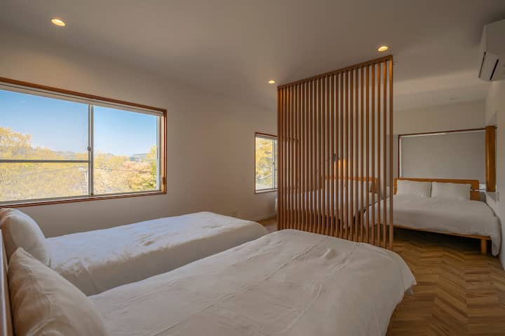 ダブルベッド2台、シングルベッド2台の寝室。