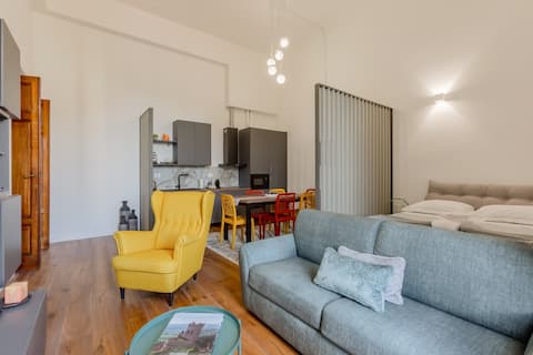 GuestHost - Garden of the Fortress Chic Apartment