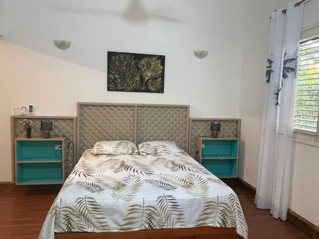 Slaapkamer 2 op de begane grond, queensize bed met kast,
+ badkamer en eigen toilet
Airconditioning + plafondventilator