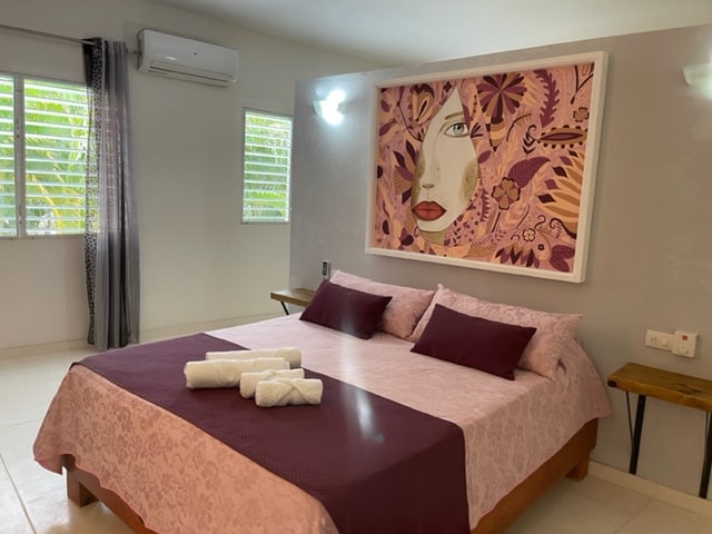 Slaapkamer 4 op de bovenverdieping - queensize bed met kast 
+ badkamer en eigen toilet
Airconditioning + plafondventilator
