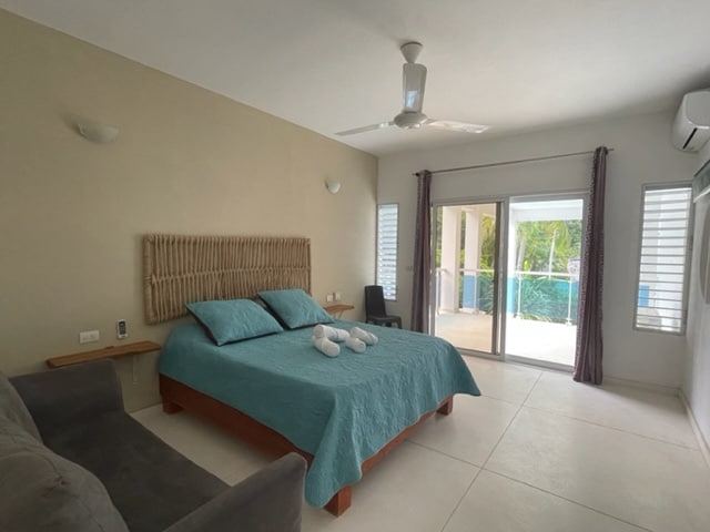 Slaapkamer 5 boven - queensize bed met kast,
+ badkamer en eigen toilet. Airconditioning + plafondventilator.
Groot terras